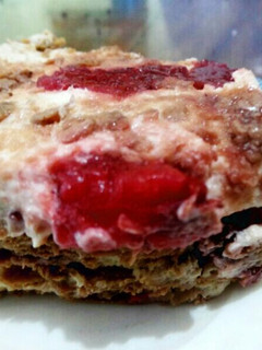 A picture of Strawberry grahm cake.