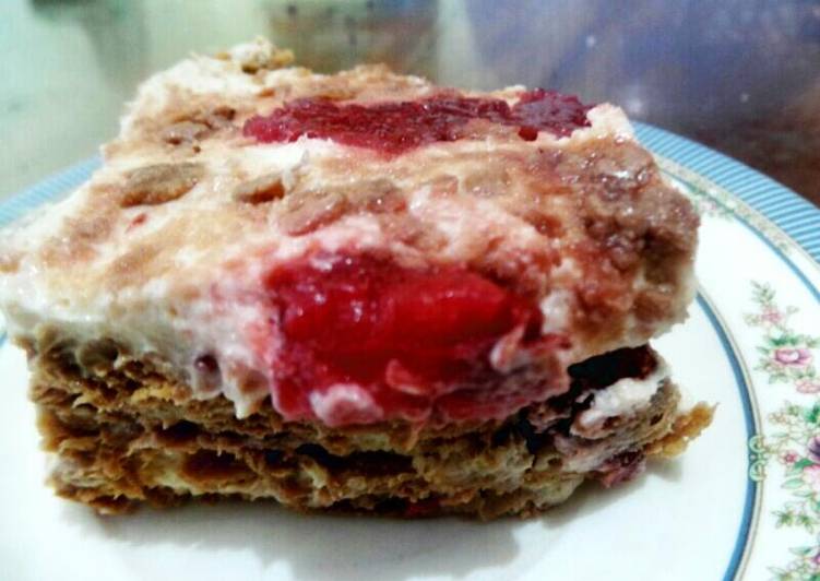 Strawberry grahm cake