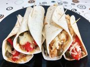 Una foto de fajitas de pollo con comino