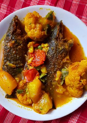 আলু ফুলকপি টমেটো দিয়ে কই মাছের ঝোল (aloo phulkopi tomato diye koi macher jhol recipe in Bengali) রেসিপির প্রধান ছবি