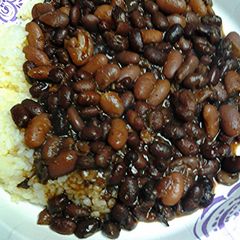 A picture of 6 cups of beans.