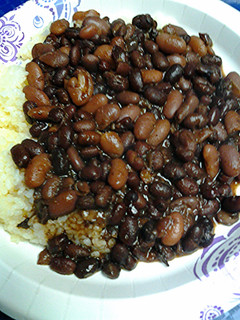 A picture of 6 cups of beans.