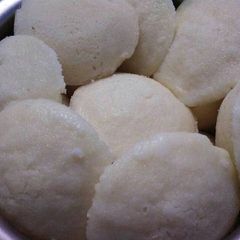 A picture of Suji idli.