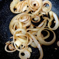 A picture of My Sauteed Peppered Onion Rings. 😘.