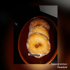 A picture of Doughnut coated in sugar.
