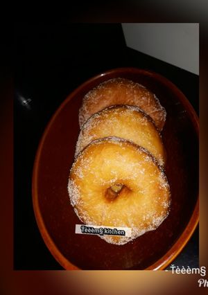 A picture of Doughnut coated in sugar.