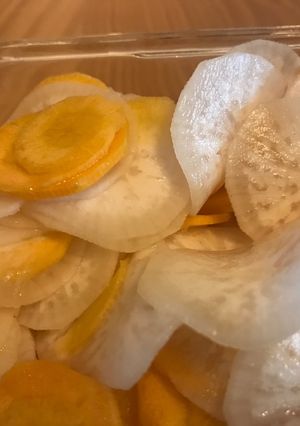 Une photo de Daikon et carottes marinés (Kohaku namasu)