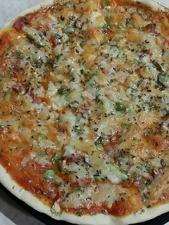 Una foto de Pizza de masa sin levadura con cerveza