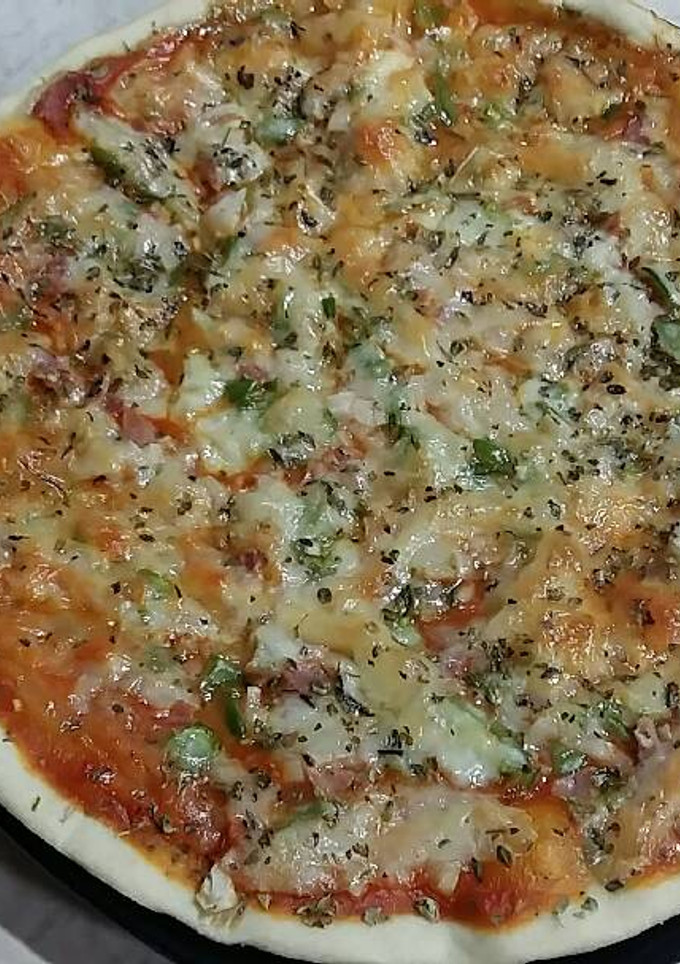 Una foto de Pizza de masa sin levadura con cerveza