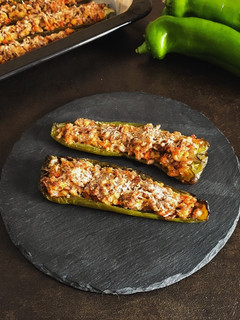 Foto di Peperoni cornetti al forno con farro salsiccia ed erbe provenzali