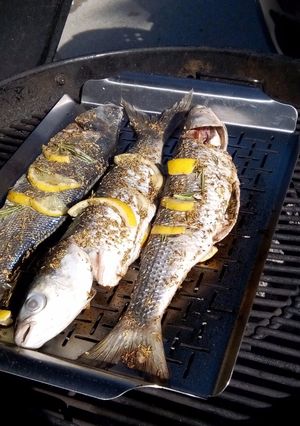 Une photo de Bar au citron et herbes de Provence