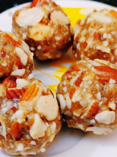 A picture of Dry fruits laddu.