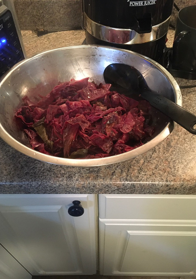 A picture of Red cabbage and apples.