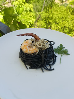 Una foto de Spaghetti Nero di seppia al fruto di mare