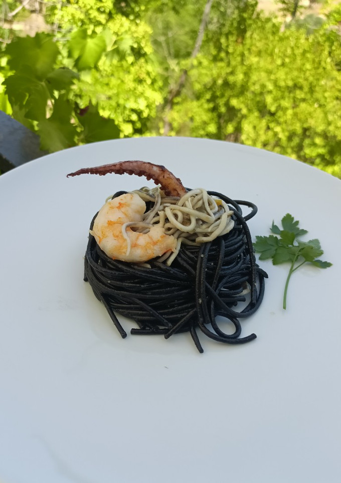 Una foto de Spaghetti Nero di seppia al fruto di mare