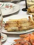 Rollitos de masa filo con queso cabra y cebolla caramelizada