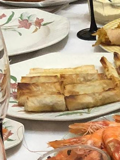 Una foto de Rollitos de masa filo con queso cabra y cebolla caramelizada