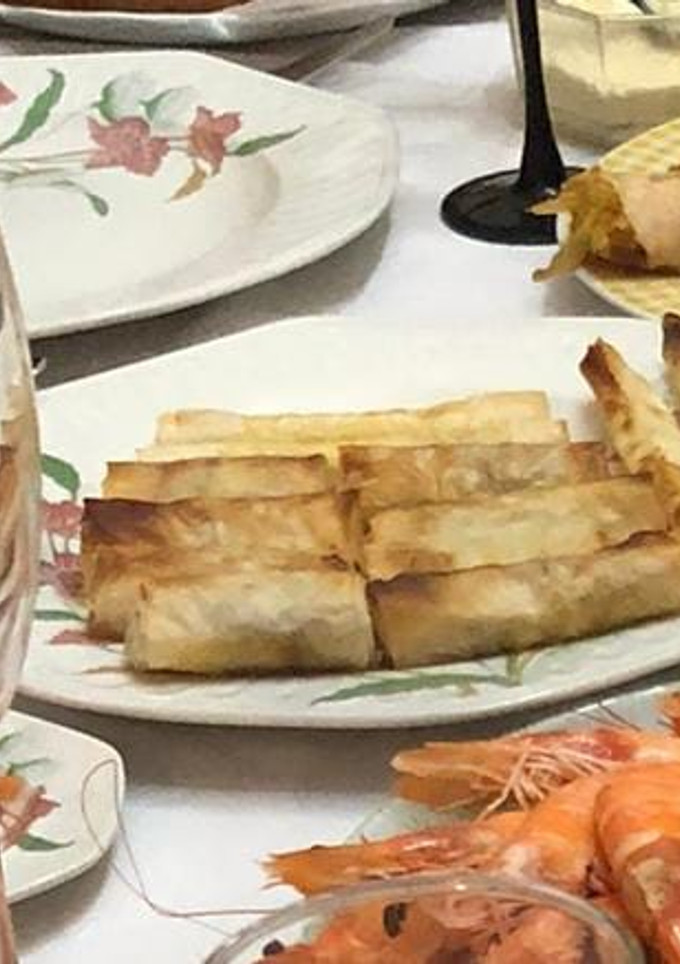 Una foto de Rollitos de masa filo con queso cabra y cebolla caramelizada