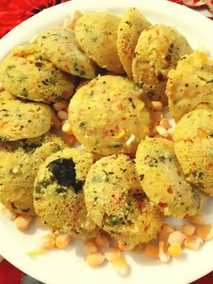 स्वीट कॉर्न सूजी इडली (sweet corn suji idli recipe in hindi) रेसिपी मुख्य फोटो