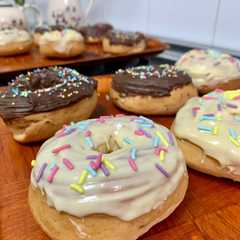 Una foto de Donuts con cobertura de chocolate