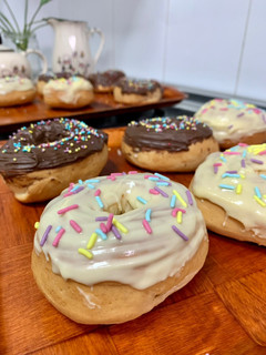 Una foto de Donuts con cobertura de chocolate