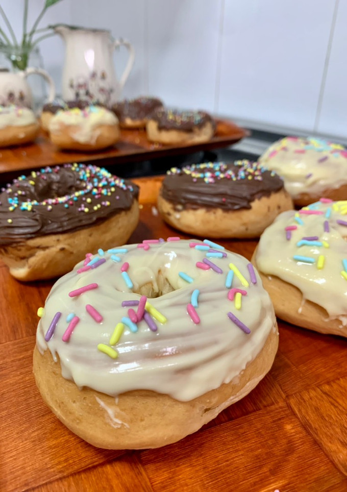 Una foto de Donuts con cobertura de chocolate