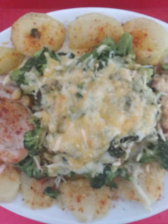 Una foto de Brócoli gratinado con pollo y patatas panaderas