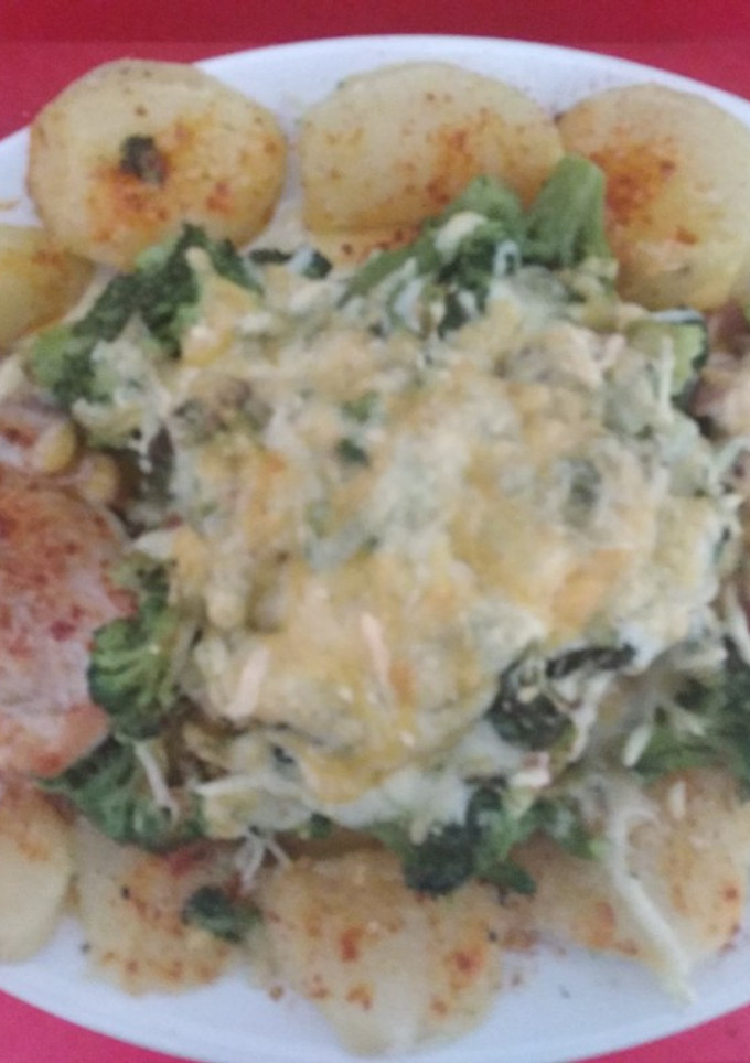 Una foto de Brócoli gratinado con pollo y patatas panaderas