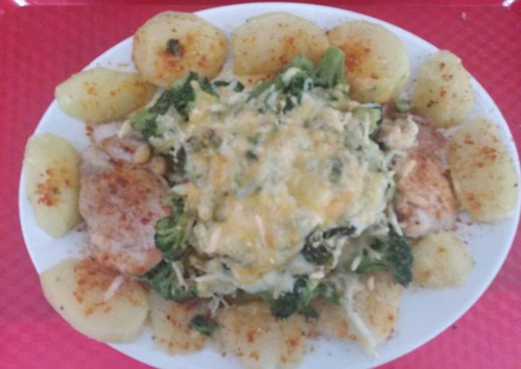 Brócoli gratinado con pollo y patatas panaderas