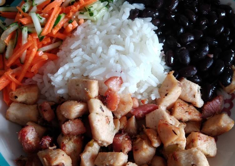 Frango com bacon e tomilho - Tudogosreceitas
