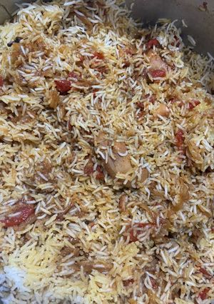 A picture of Dhuwan chicken biryani.