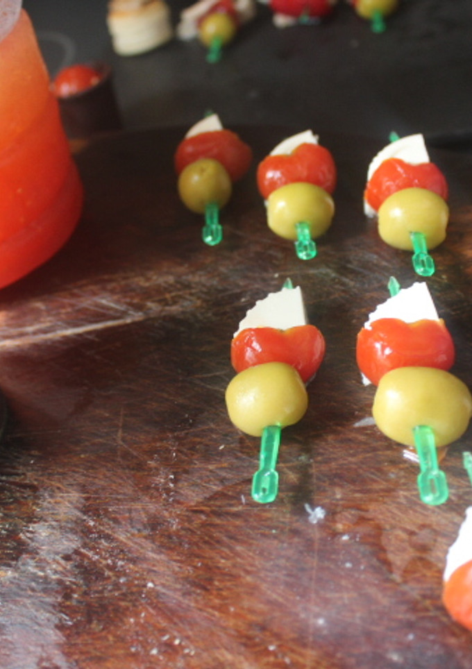 Una foto de Banderillas de queso fresco con tomates en almíbar y aceitunas