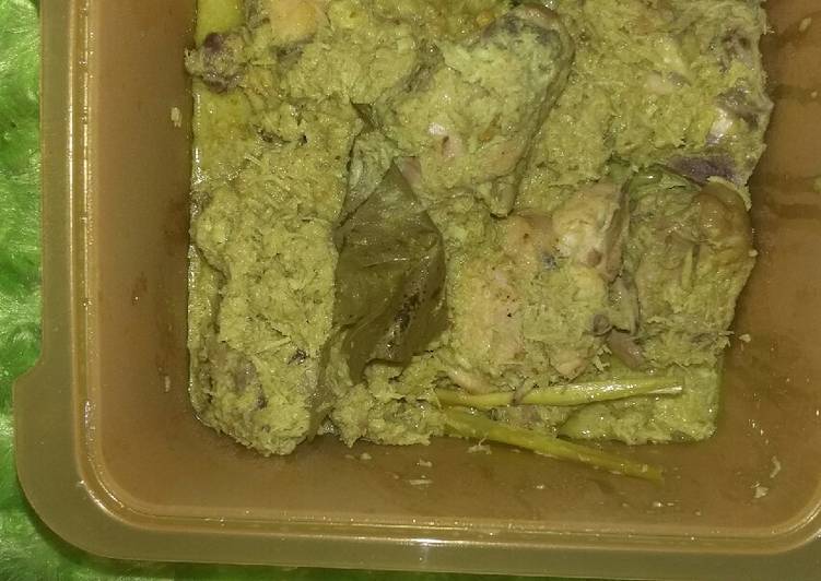Ungkep ayam goreng serundeng
