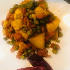 A picture of Alu matar gaajar.