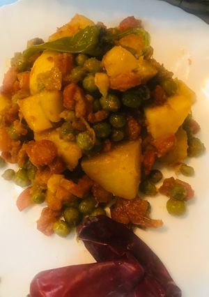 A picture of Alu matar gaajar.