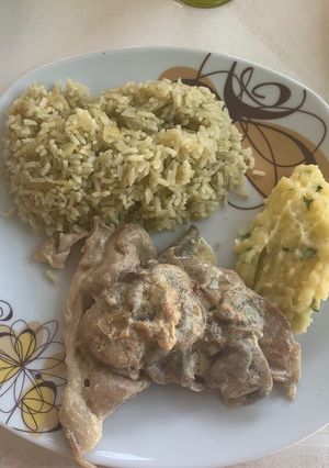 Una foto de Chuletas de cerdo 🐖 en salsa de coco 🥥 con champiñones