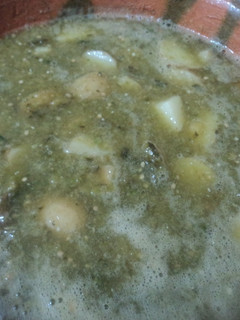 Una foto de Papas criollas con salsa verde. México