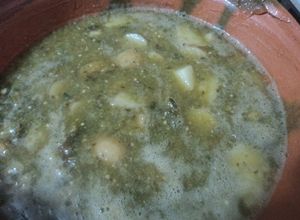 Una foto de Papas criollas con salsa verde. México