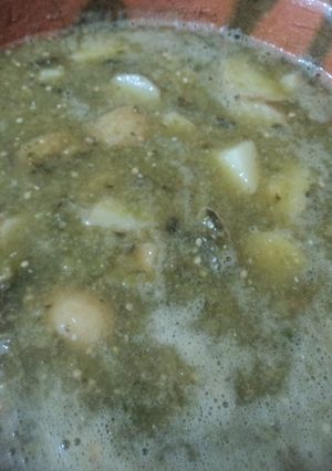 Una foto de Papas criollas con salsa verde. México