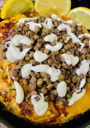 Una foto de TORTILLA DE ZAPALLO CALABAZA Y ZAPALLITOS (con topping de lentejas)