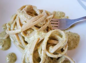 Foto di Linguine integrali con pesto di peperoni verdi basilico e mandorle