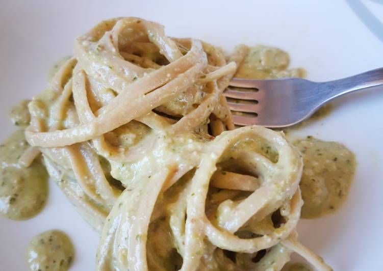 Steps to Make Qualsiasi sera della settimana Linguine integrali con pesto di peperoni verdi basilico e mandorle