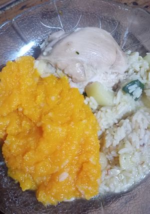 Una foto de Pollo con puré de calabaza y revuelto de arroz y verdura