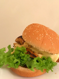 صورة لوصفة سندويشة الدجاج المشوي بصوص الباربكيو 🍢 -Grilled chicken sandwich