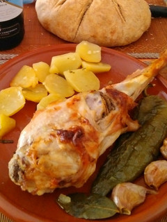 Una foto de Pierna lechal de cordero al horno