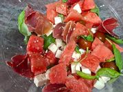 Una foto de tomates con cecina y queso