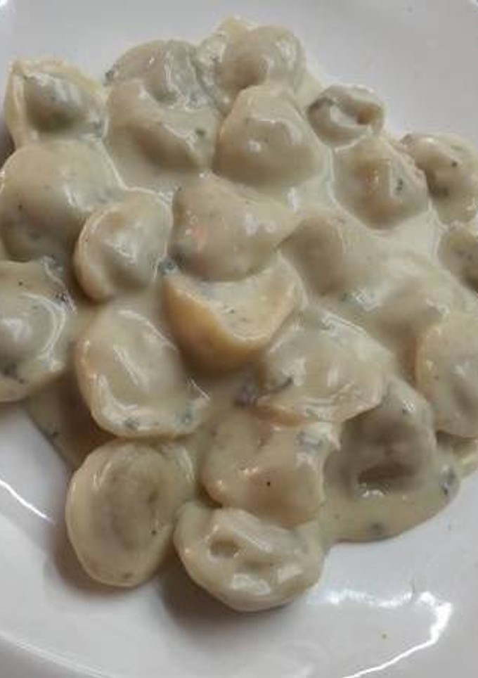 Una foto de Capelletis de pollo y carne con salsa de Roquefort