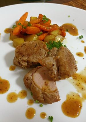 รูปของ สเต๊กสันในหมูราดซอสเกรวี่หอมใหญ่ Pork Tenderloin Steak with Onion Gravy Sauce