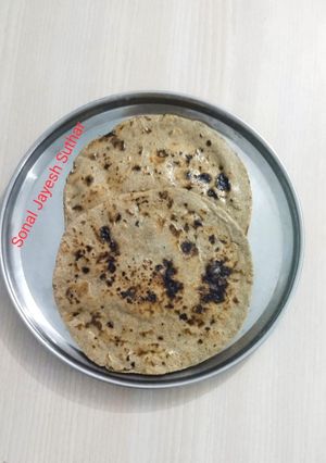 बाजरे की रोटी (Bajre Ki Roti Recipe In Hindi) रेसिपी मुख्य फोटो
