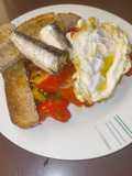 Pisto de Pimientos y Calabacín con Sardinillas y Huevo Frito